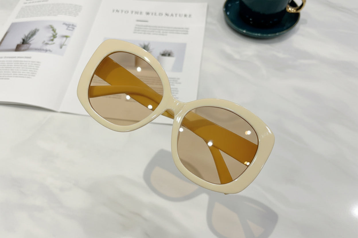 UV protection black shades for travel and beach
Trendy retro sunglasses for men and women