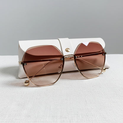 Unisex round frame eyewear for summer and travel style
Trendy UV-blocking sunglasses with sleek metal design